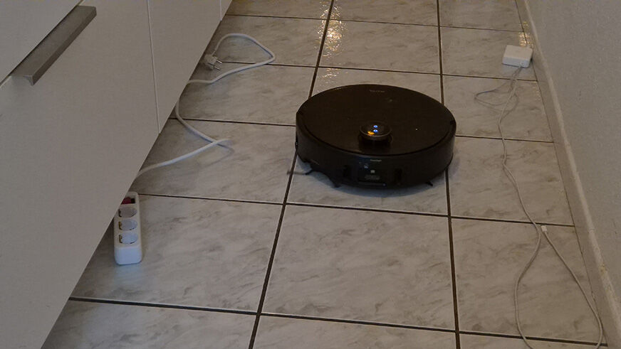 Der MOVA Z60 Ultra erkennt ein Ladekabel und umfährt es sicher.